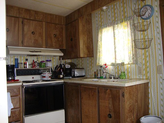 Nice kitchen with newer appliances