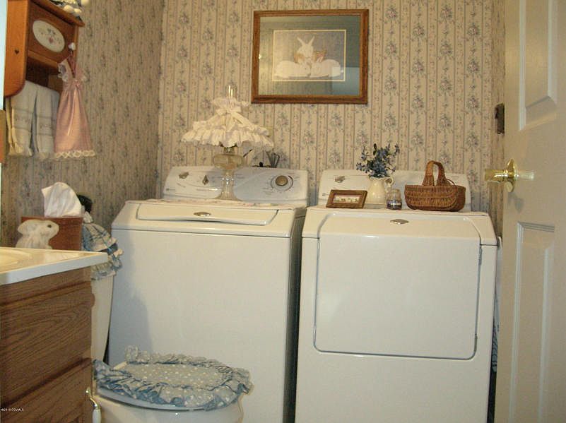 CONVENIENTLY LOCATED OFF DINING AREA