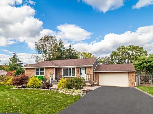 5 Cherokee Dr, Pennington, NJ 08534