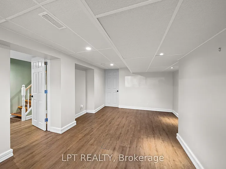 126 Blackburn Ave — Photo 29