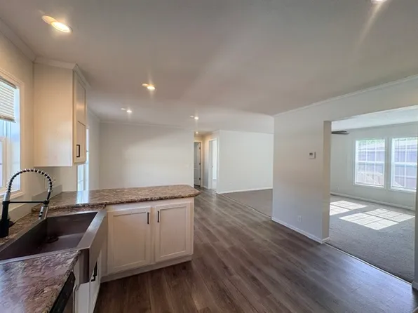 327 SE Green Park Cres, Ankeny, IA 50021