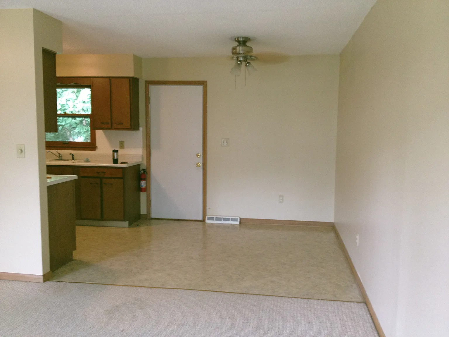 2 bed, 1000 sqft, $1,300 — Photo 2