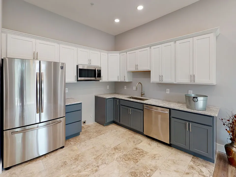 1117 Laurel Ave #102