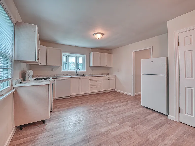 1139 Miller Ave — Photo 8