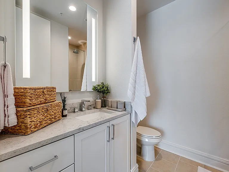 1400 HiLine Bathroom