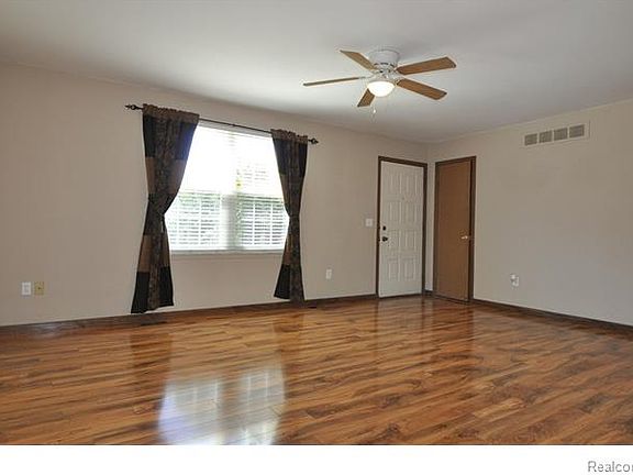 3rd image of 15733 Charleston Dr