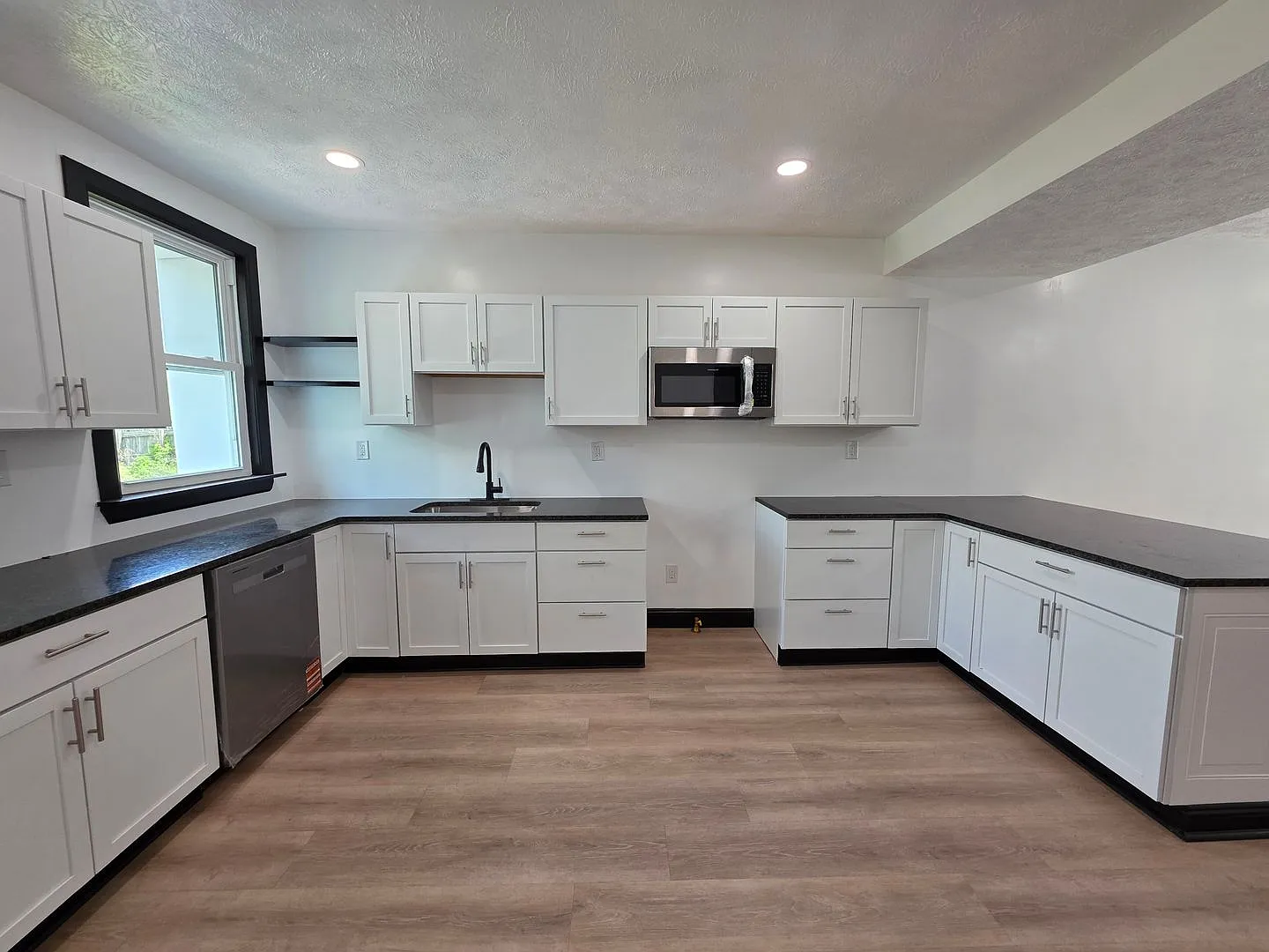 Fully Remodeled 3 bedroom 1 bathroom House for Rent in the South Side ! — Photo 3