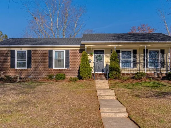 215 Capistrano Dr, Winston Salem, NC 27103