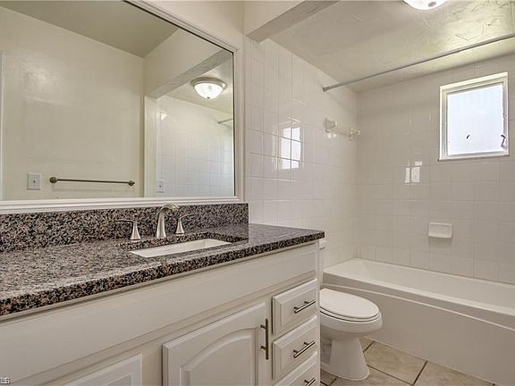4th image of 636 SE 13th Pl #4