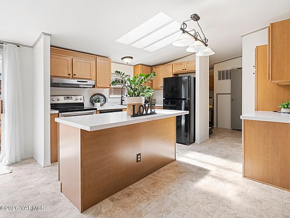 3rd image of 1621 Ledwich Ave