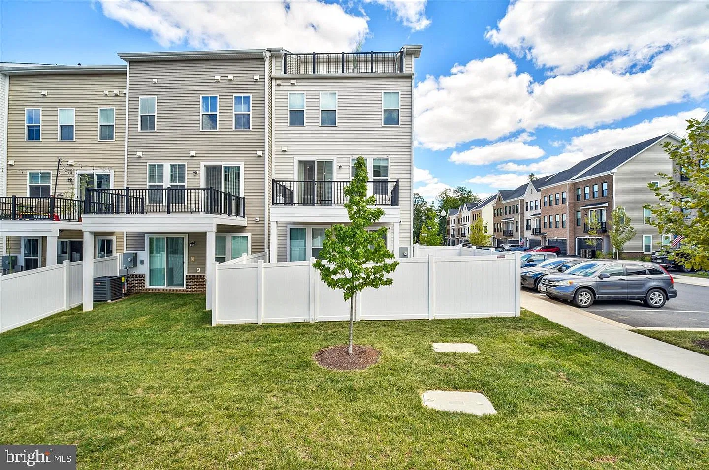 3 bed, 5.0 bath, 3016 sqft, $4,300 — Photo 4