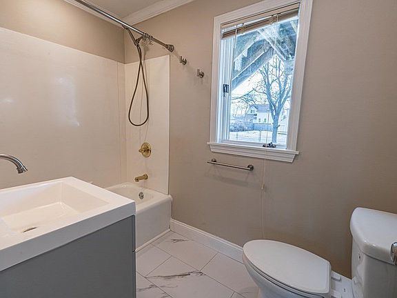 5th image of 35 Lincoln Ave #1