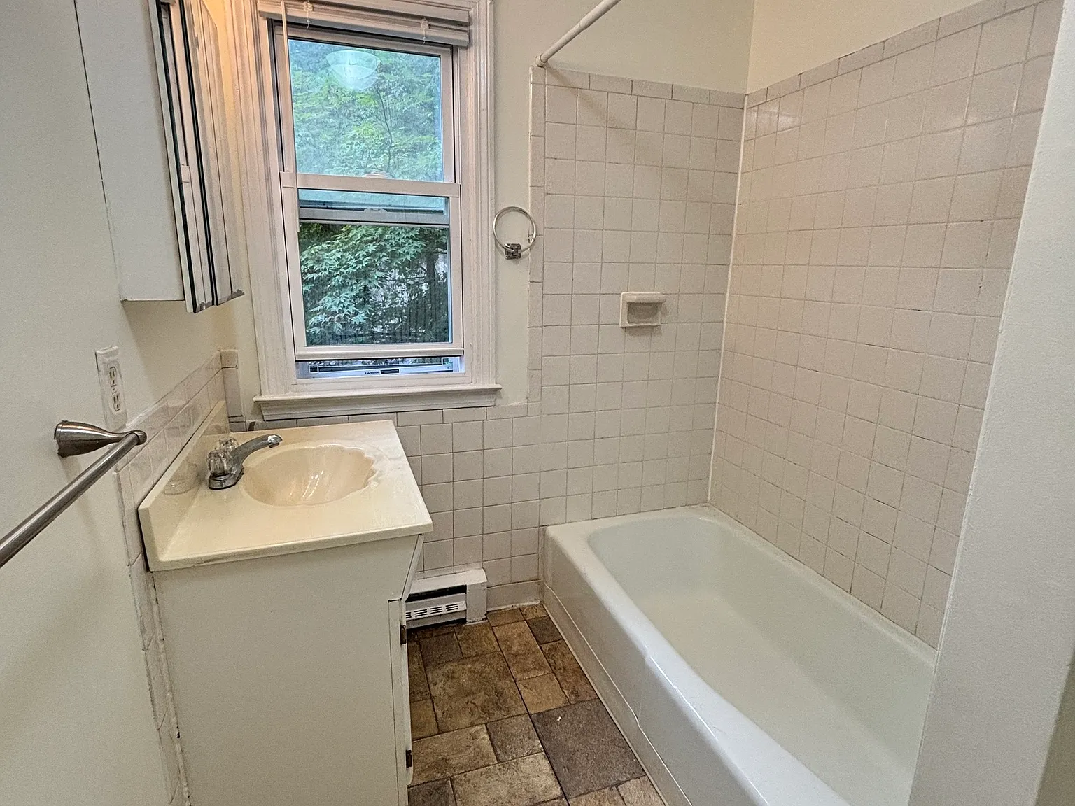 1 bed, 1.0 bath, 3544 sqft, $1,295 — Photo 4