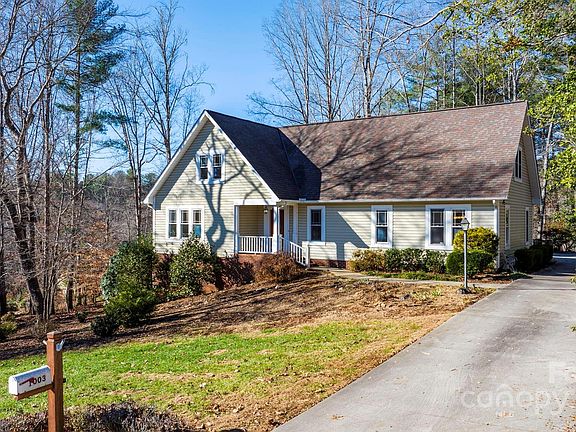 2nd image of 1003 Charlesmont Ct NE