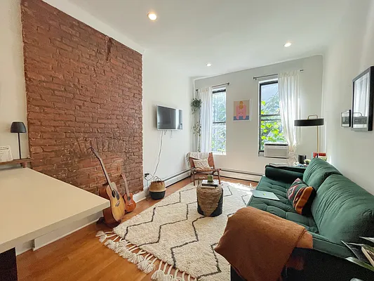 Rented by Pear NYC LLC | media 12