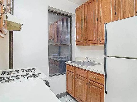 4th image of 510 Amsterdam Ave APT 2B