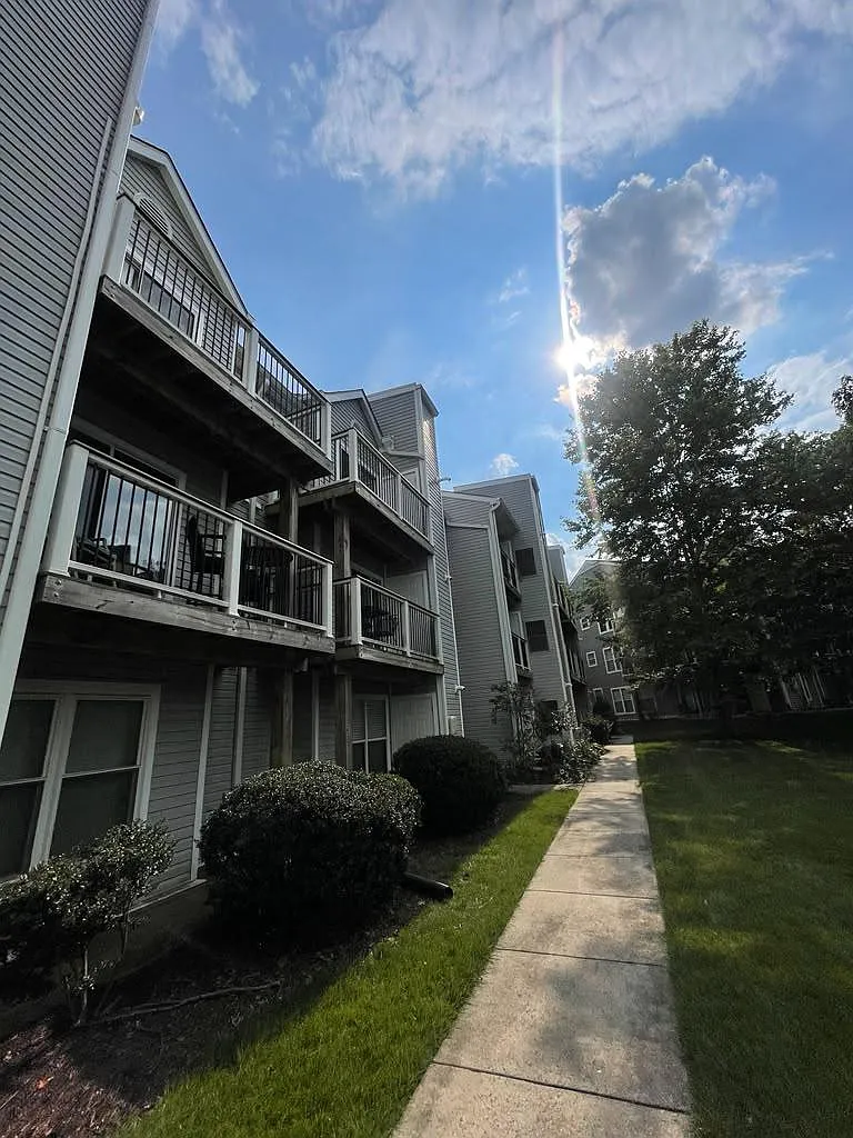 Ashburn Village,Lakeshore Condo/Ashburn Villag — Photo 2