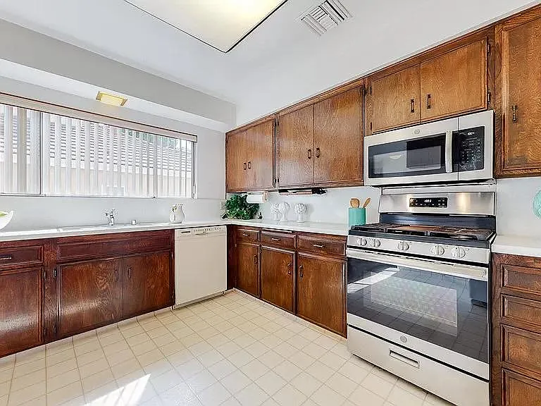 8547 Lorain Rd — Photo 4