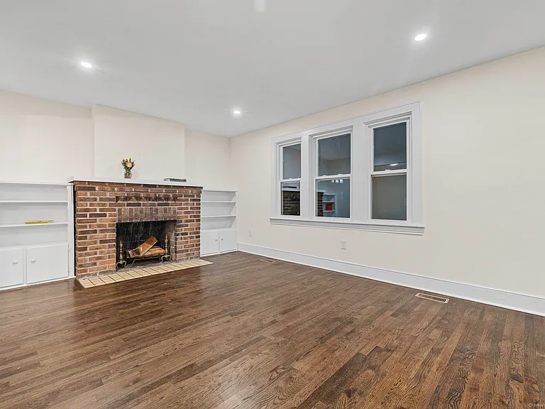 46 Puritan Ln — Photo 3
