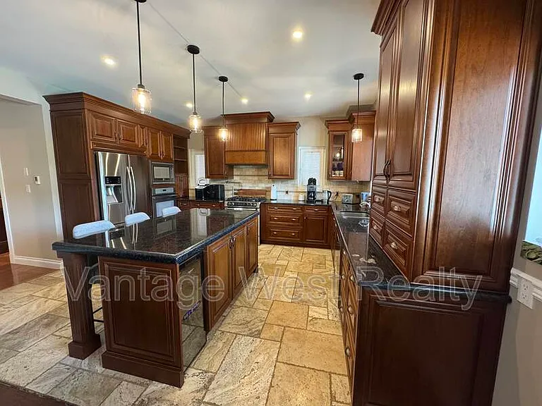 1556 Pritchard Dr — Photo 4