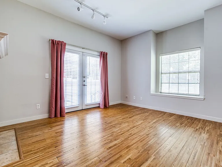 3901 Travis St #107 — Photo 8