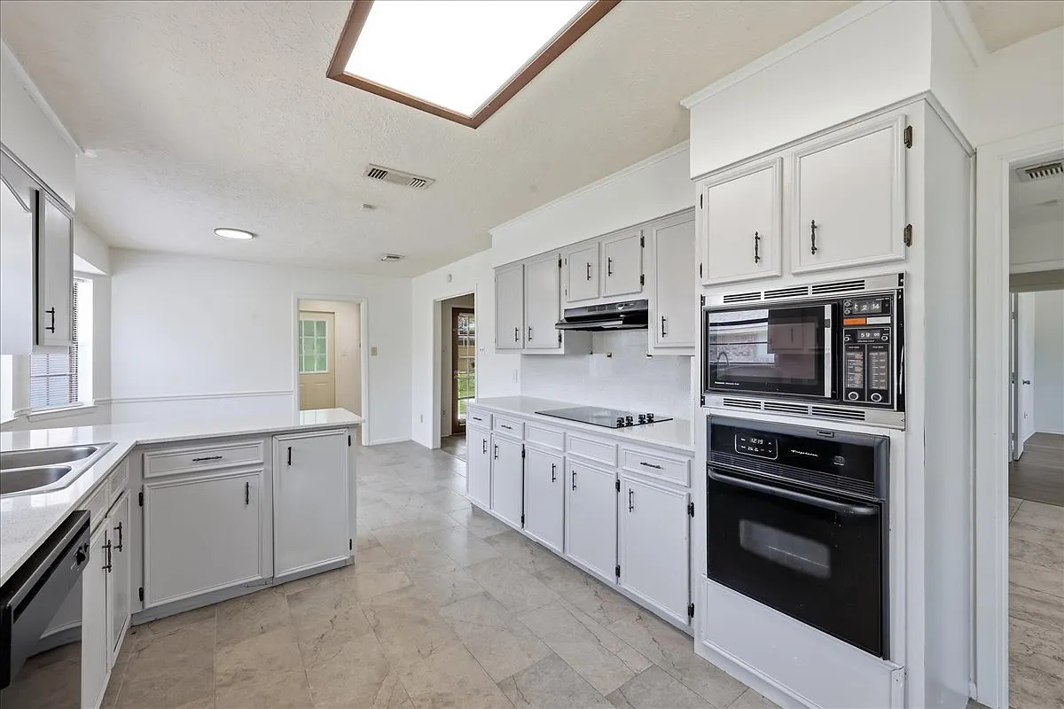 4 bed, 2.5 bath, 2034 sqft, $2,500 — Photo 4
