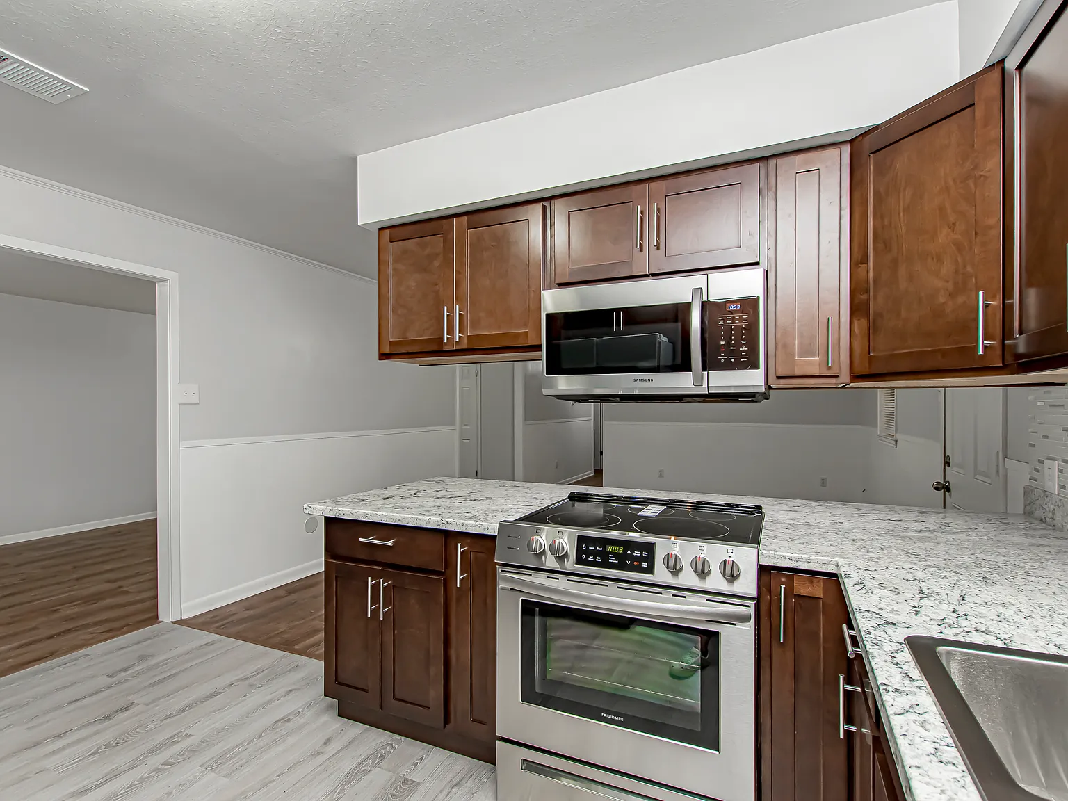 3 bed, 1.5 bath, 1350 sqft, $1,450 — Photo 3
