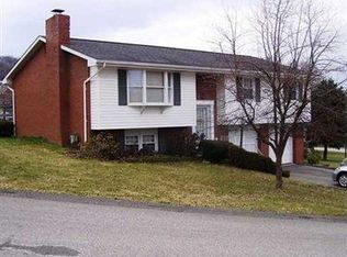 165 Crest View Dr, Greensburg, PA 15601