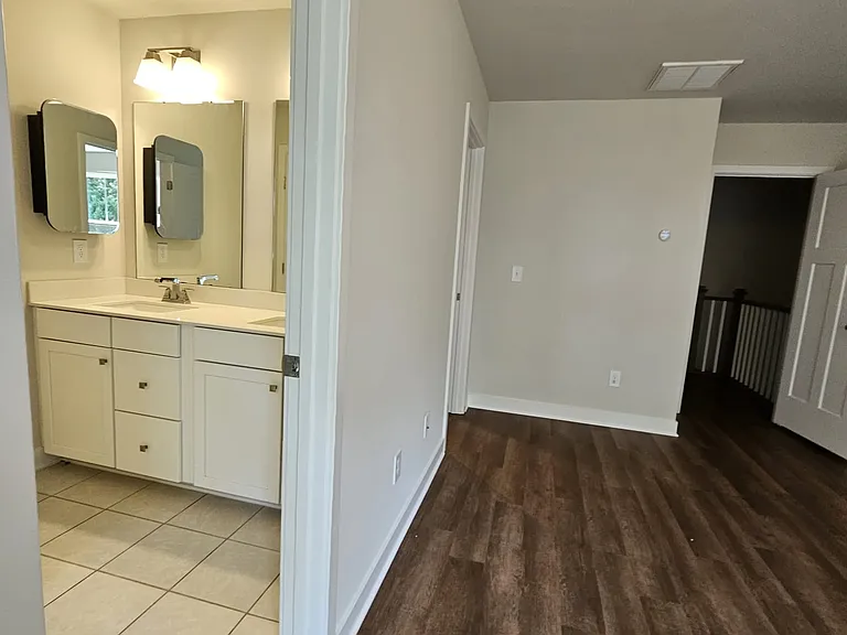 53 Connaught Ct — Photo 12