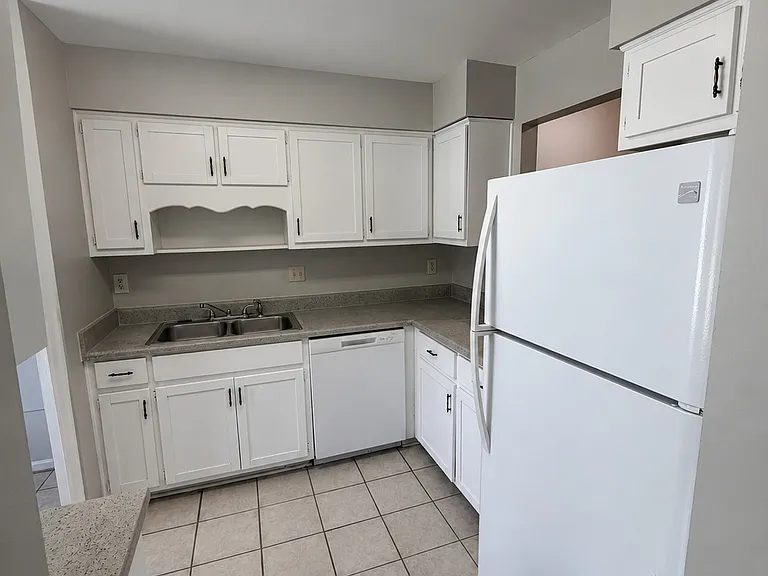 425 Admirals Walk Dr — Photo 2