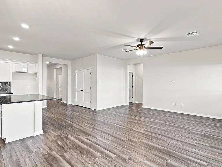 2827 Fox River Dr — Photo 10