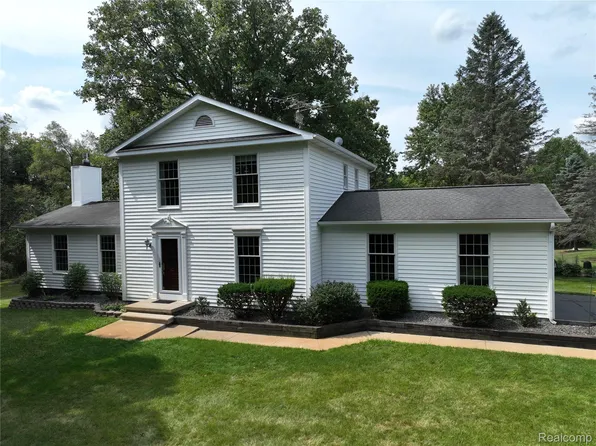 722 Seven Mile Rd, Whitmore Lake, MI 48189