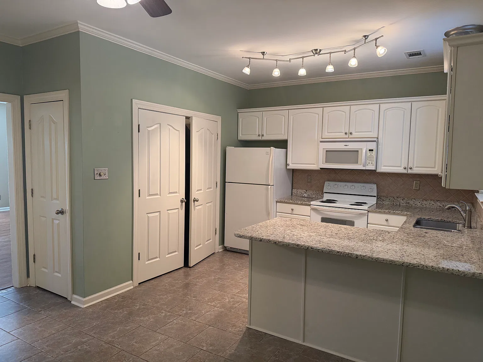2 bed, 2.5 bath, 1320 sqft, $1,700 — Photo 3