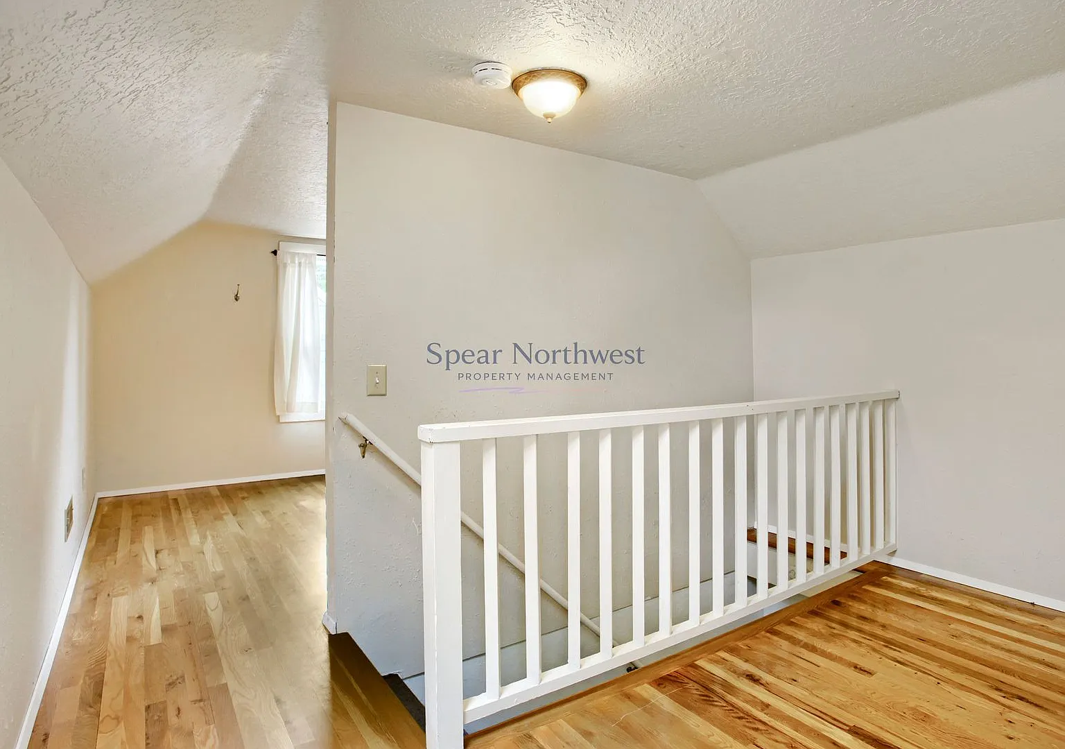Classic 1925 Cape Cod 4BR Hardwoods, Built-Ins & Fenced Yard in Overlook — Photo 4