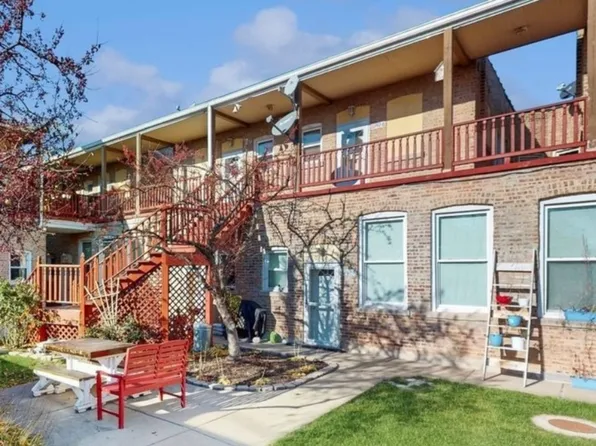 6746 16th St #B, Berwyn, IL 60402