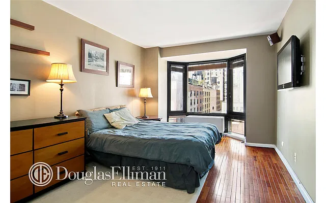Rented by Douglas Elliman | media 19