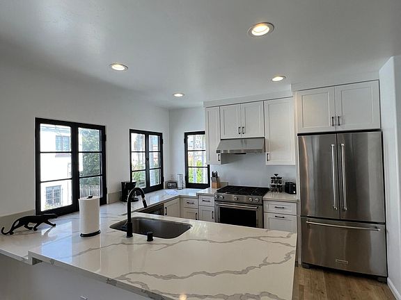 4th image of 1018 S Hayworth Ave