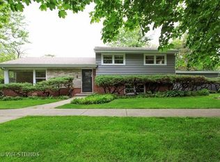 228 W Witchwood Ln, Lake Bluff, IL 60044