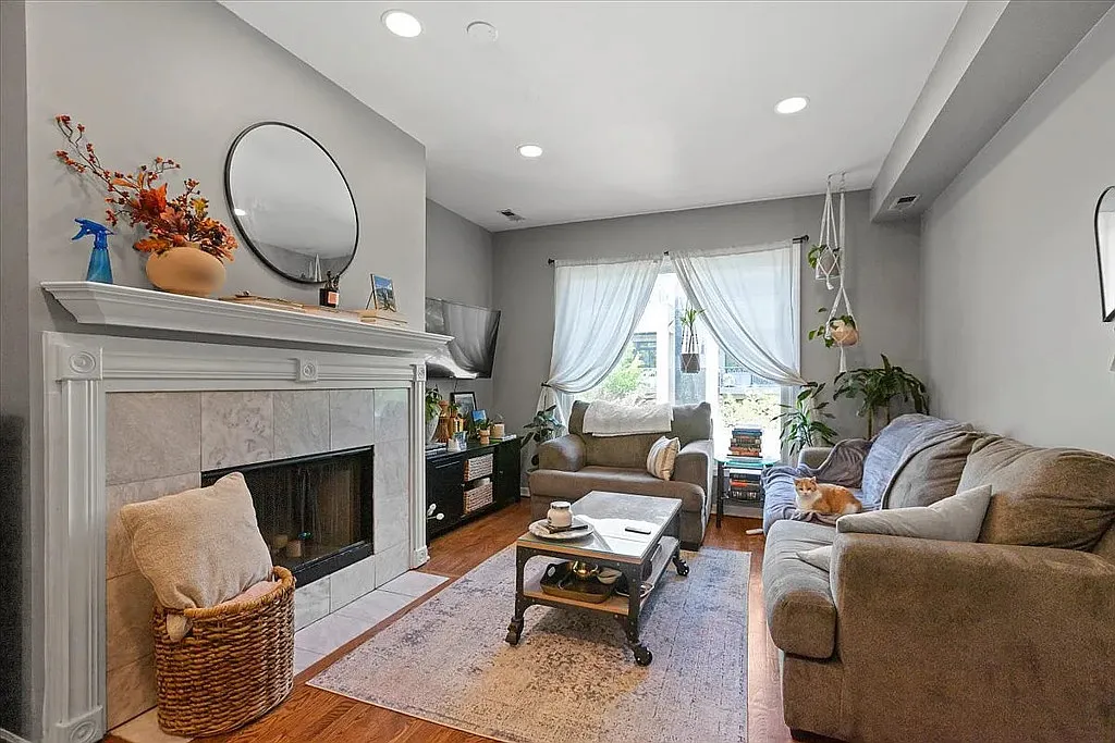 Photo 1 of 11 - 1345 W Walton St #2RF - Chicago, IL Primary Photo - 1345 W Walton St #2RF