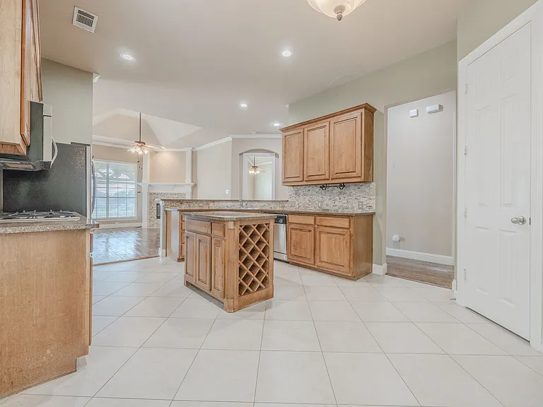 2200 Stone Creek Dr — Photo 11