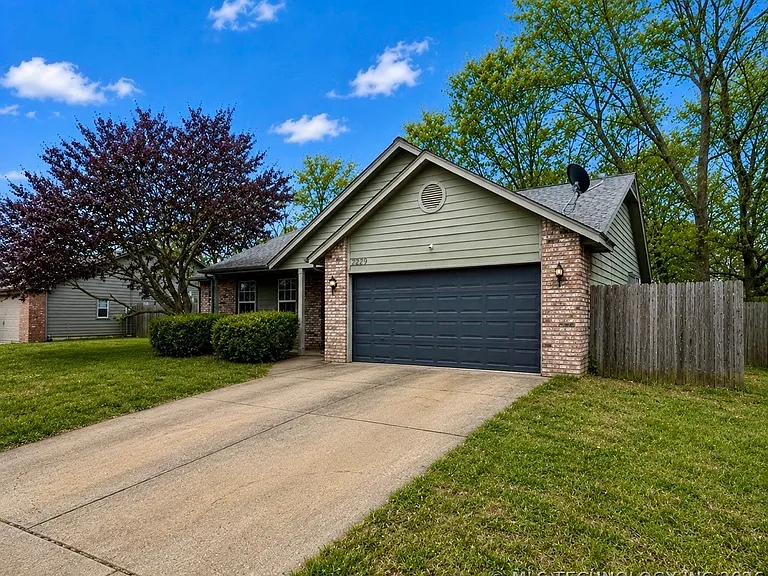2229 W Quinton St — Photo 2