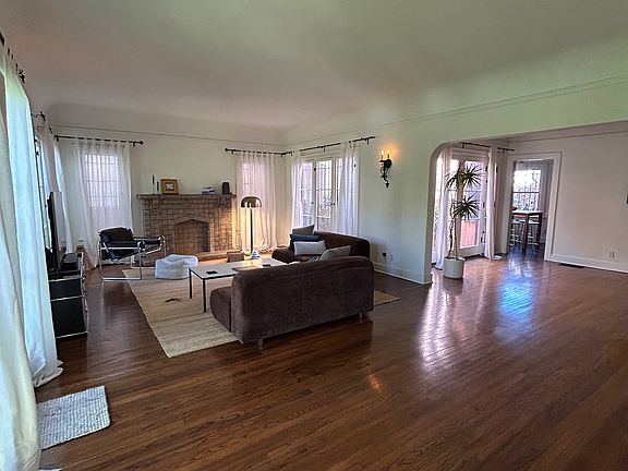 5th image of 127 Sycamore Ave N #127