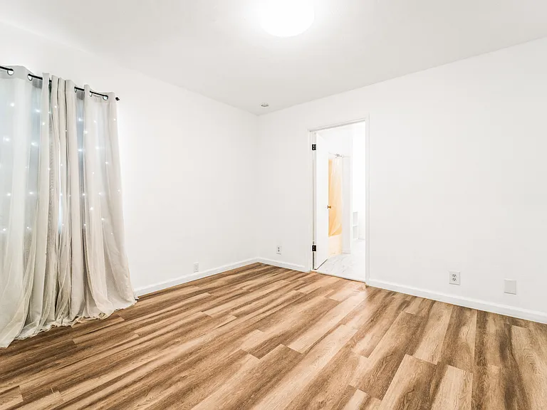 560 Russell St — Photo 26