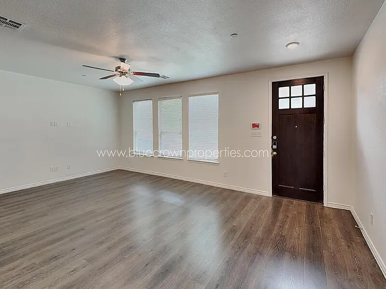 2431 Klamath Dr — Photo 2