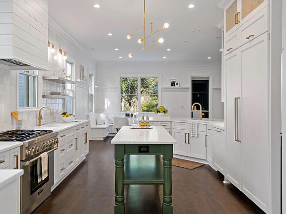 Chef_s Kitchen with 2 Stoves and 2 Sinks