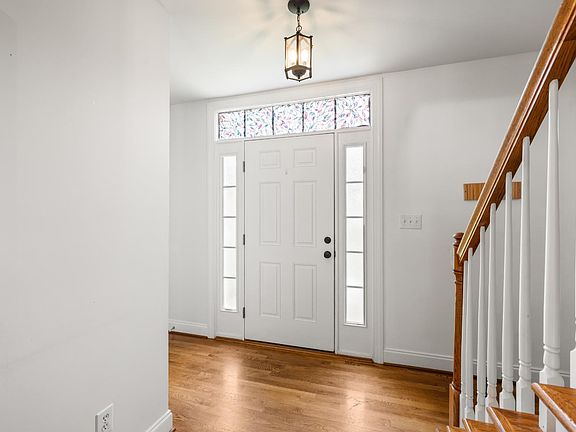 3rd image of 117 Marguerite Dr