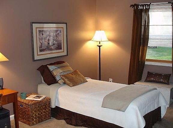 Guest bedroom with Full Bath