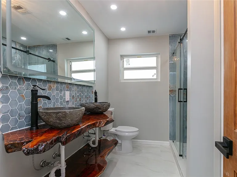1507 Harding St — Photo 8