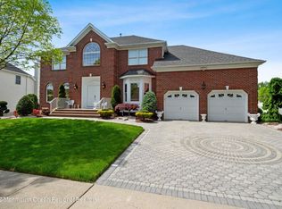 9 Bloomfield Rd, Manalapan, NJ 07726