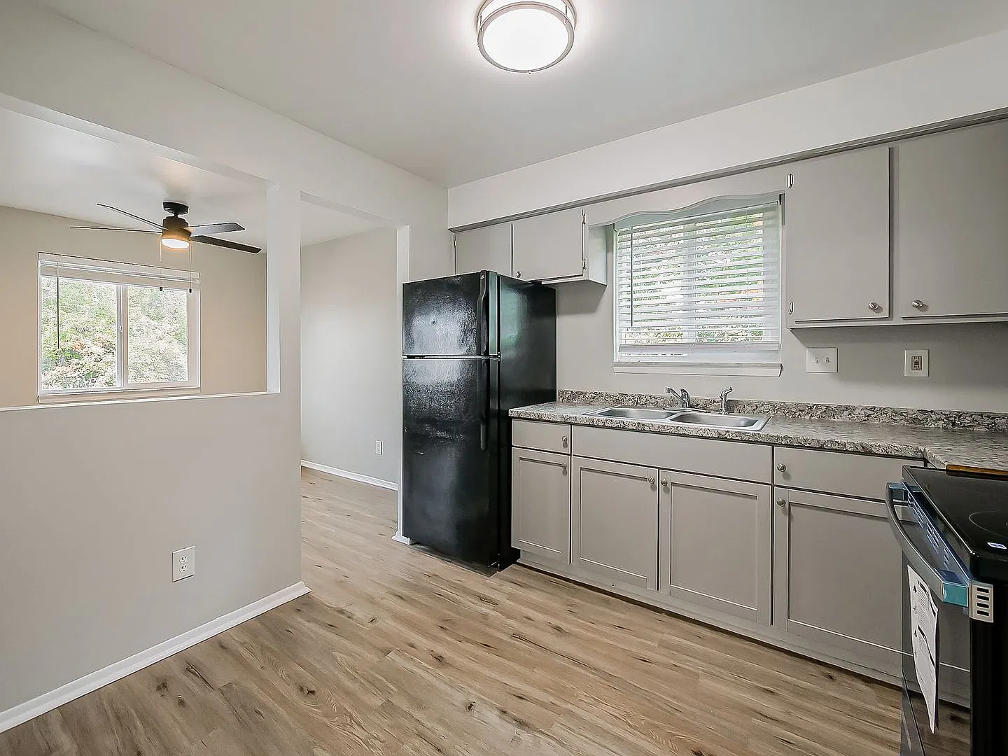 221 Summit Ridge Dr — Photo 3